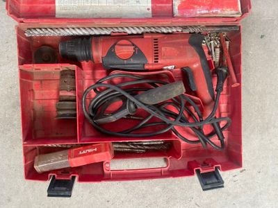 une boîte à outils rouge avec des outils sur le sol