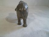 une statue d'éléphant posée sur une surface blanche