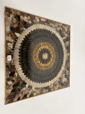 une photo d'un tableau accroché au mur d'une pièce