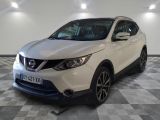 La Nissan QX-V blanche est garée dans le garage.