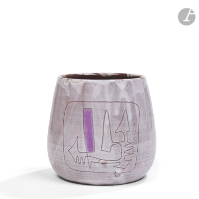 un vase violet orné d'un motif sur un fond blanc