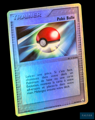 une carte Pokémon sur laquelle figure une Poké Ball rouge