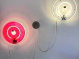 deux lampes fixées au mur d'une pièce