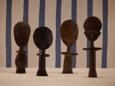 Plusieurs cuillères en bois et cuillères-cuillères sont alignées sur une table