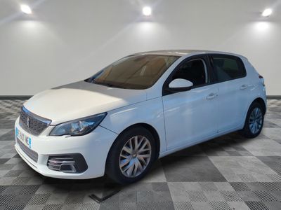la voiture blanche est garée sur un carrelage à carreaux
