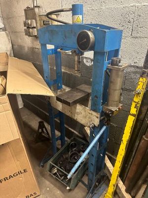 l'image d'une machine installée dans une pièce