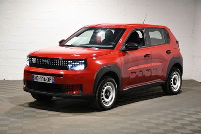 une image d'une voiture rouge garée dans un garage