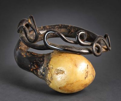 une photo d'un bracelet en argent orné d'une perle en bois