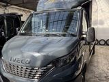une photo d'une camionnette garée dans un garage à côté d'autres véhicules