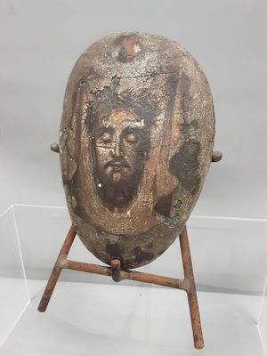 Pierre peinte à décor du voile de Sainte Véronique.