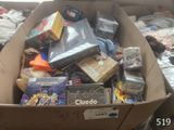 une boîte en carton remplie de jeux vidéo et d'autres objets