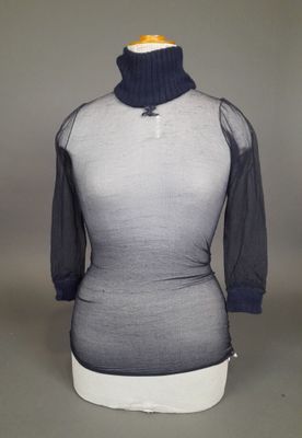 COURREGES, PARIS. Lot de deux pulls à col roulé en maille sy…