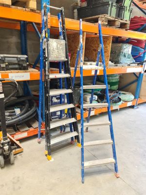 une échelle appuyée contre une étagère dans un entrepôt