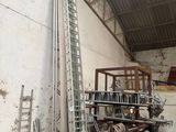 une échelle appuyée contre un mur dans un bâtiment