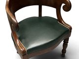 une image représentant une chaise en bois recouverte de cuir vert