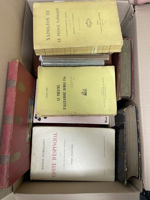 une boîte pleine de livres posée sur une table