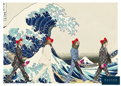 trois personnes marchant devant une grande vague, avec des nœuds rouges sur la tête