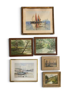 de nombreuses photos accrochées au mur de cette pièce