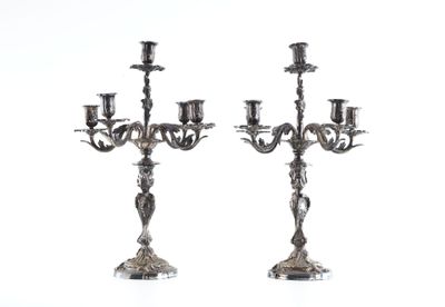 une paire de chandeliers plaqués argent, chacun muni d'une bougie