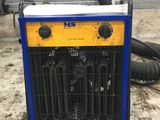 un radiateur électrique posé à même un sol sale, près d'un mur