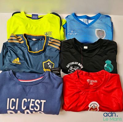 Plusieurs maillots de foot sont alignés sur une table
