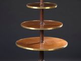 un présentoir à trois niveaux avec un socle en bois