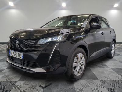la voiture noire est garée sur un sol en damier dans le garage