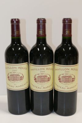 trois bouteilles de vin posées sur une table l'une à côté de l'autre