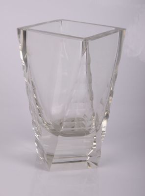 un vase en verre posé sur une table