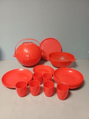 beaucoup d'assiettes et de tasses rouges sur la table