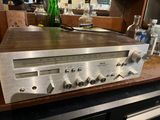 une radio argentée posée sur un comptoir en bois