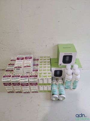 une boîte de comprimés, un flacon de lotion et plusieurs flacons de lotion