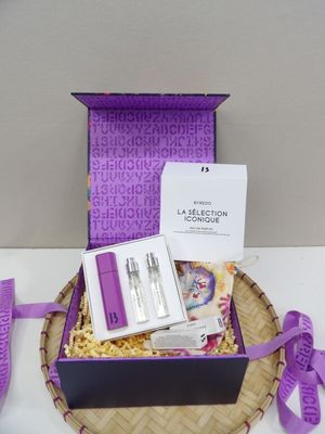 une boîte-cadeau violette avec un ruban violet, une boîte violette avec un ruban violet, une boîte violette avec un ruban violet et une boîte violette avec un ruban violet
