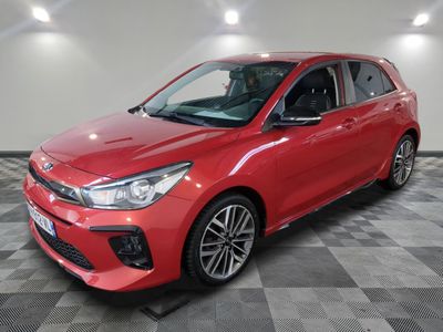 une voiture rouge garée dans un garage au sol en damier