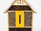 un gros plan d'une ruche avec une porte jaune