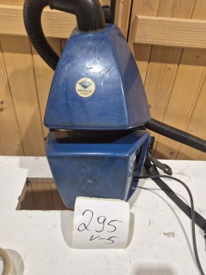 une machine bleue posée sur une table