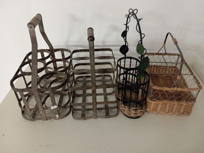 quatre paniers posés sur une table