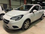 la photo d'une voiture blanche garée dans un garage