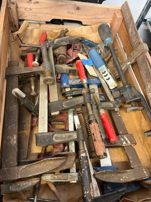 une boîte en bois remplie d'outils divers posée sur une table