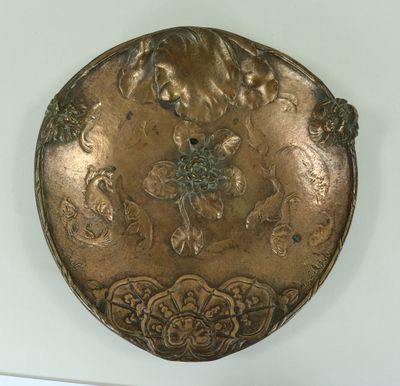 une plaque en or ornée d'un motif, accrochée au mur