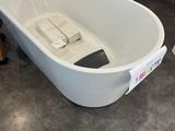 une baignoire blanche située dans une salle de bains, à côté d'un lavabo
