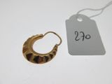 une photo d'une paire de boucles d'oreilles créoles en or avec une étiquette de prix