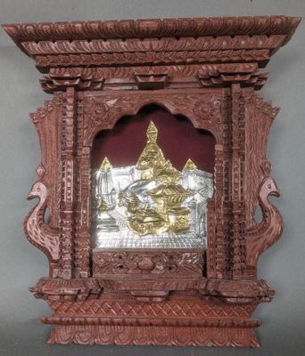 une image représentant une horloge en bois ornée d'un motif plaqué or