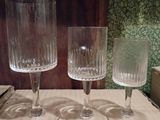 trois verres à vin posés sur une table l'un à côté de l'autre