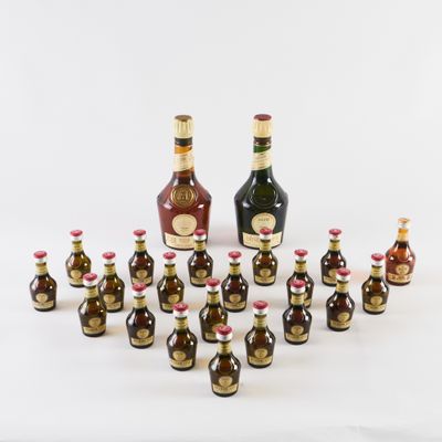 plusieurs bouteilles d'alcool sont alignées sur une surface blanche