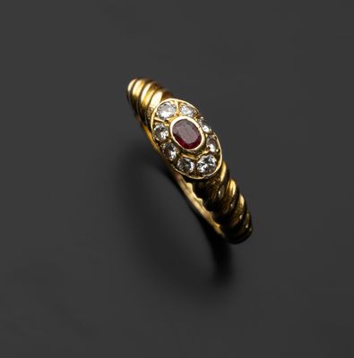 une bague en or avec un rubis et des diamants