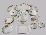 une photo d'une collection d'assiettes et de plats en porcelaine