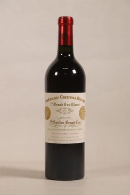 une bouteille de vin posée sur une table