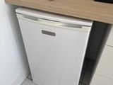 un petit lave-vaisselle blanc dans un coin de la cuisine