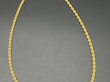 un collier en or surmonté d'une chaîne